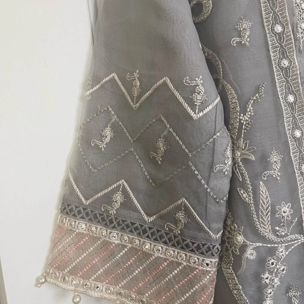 Pakistani Suit size Medium - Picture 3 of 4